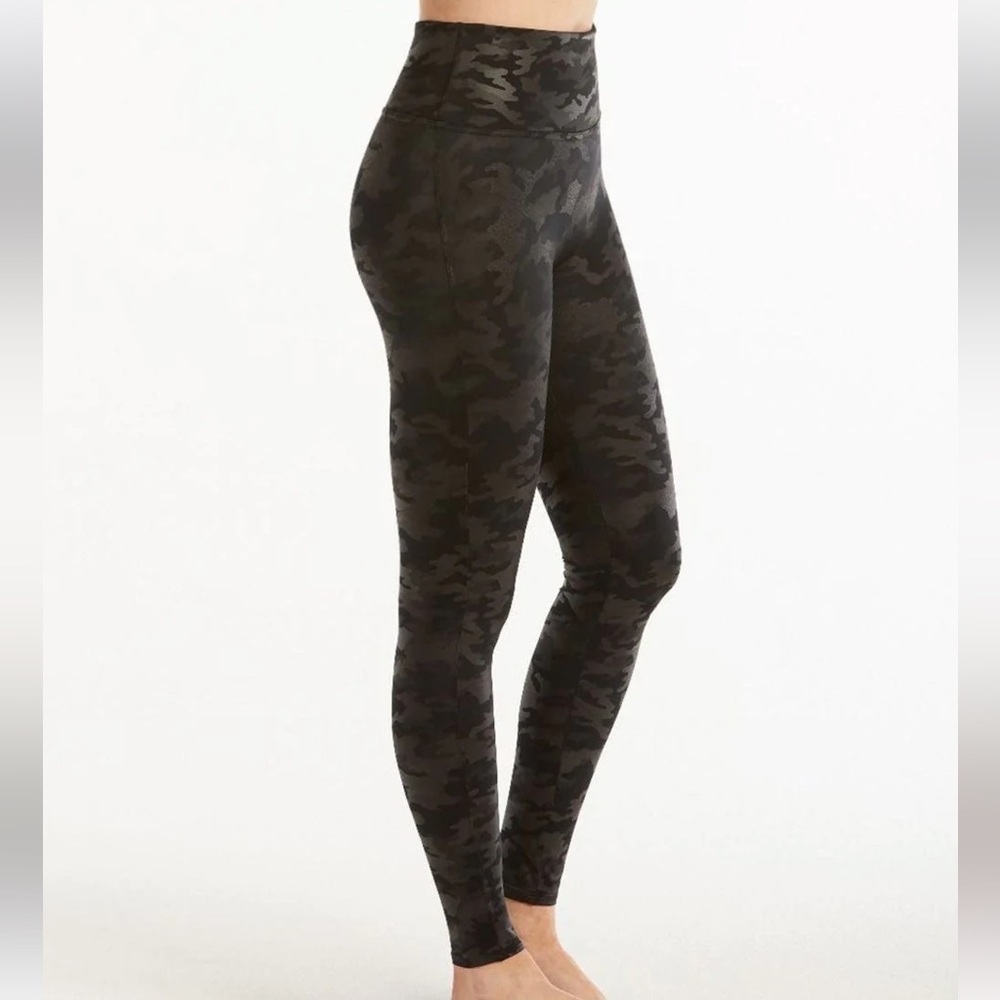 SPANX CAMO FAUX LEGGINGS SIZE L DARK GREEN